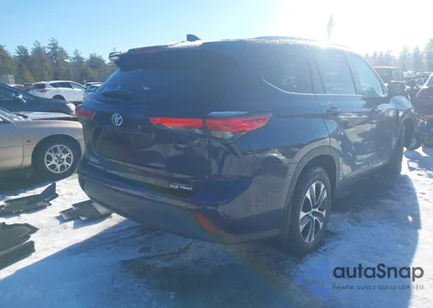 2021 Toyota Highlander Xle z USA, uszkodzony, nr VIN 5TDGZRBH1MS142744